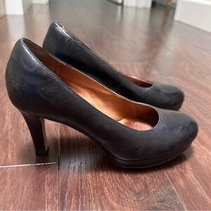 Clark’s Black Leather Pumps (6.5)